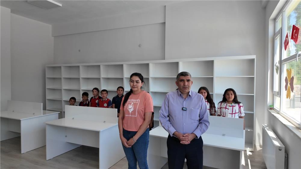 Akkışla'daki kütüphaneye kitaplık ve masa desteği