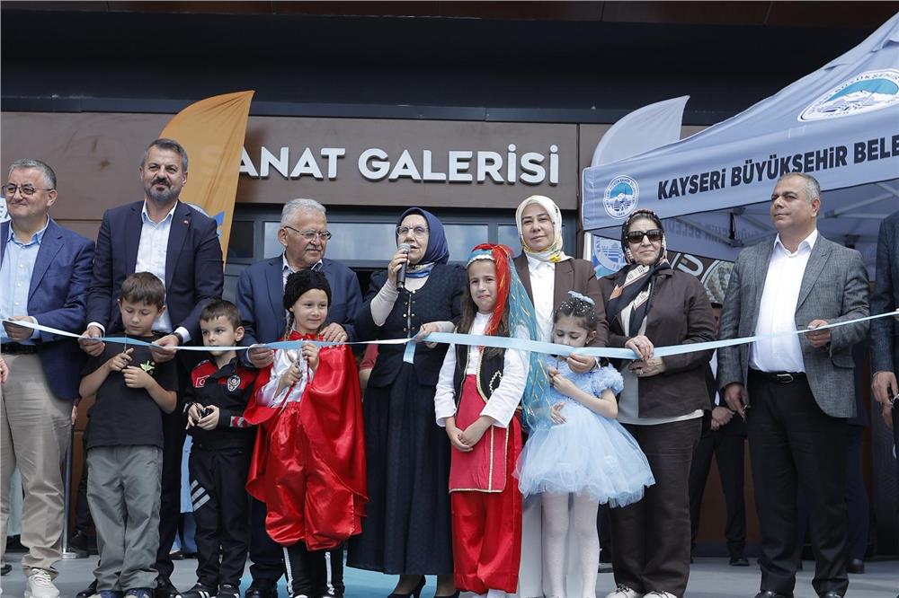 Başkan Büyükkılıç, KAYMEK'in yıl sonu sergisini açtı
