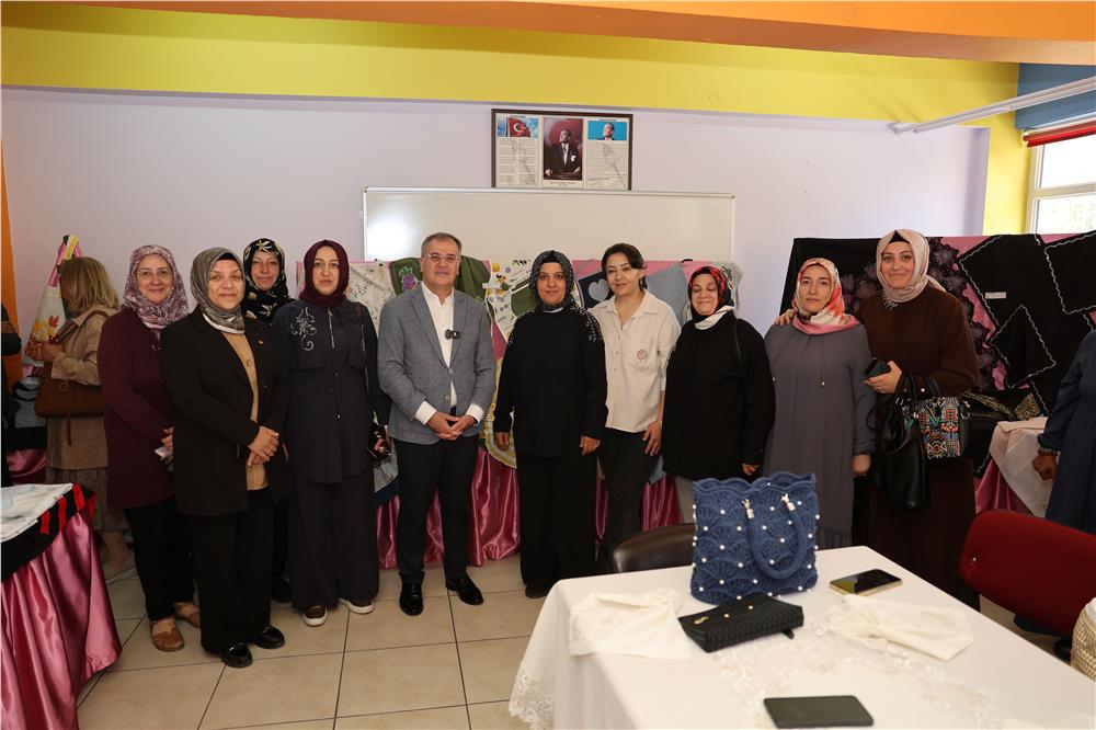 Başkan Özdoğan, el emeği göz nuru eserleri inceledi