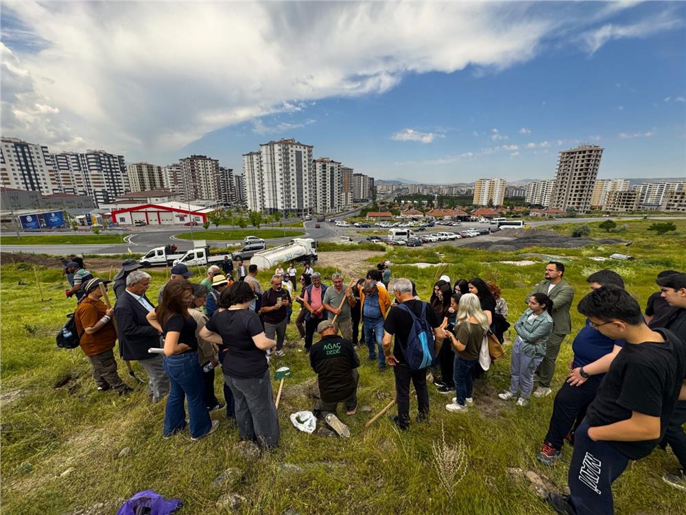 Kayseri'de 300 fidan toprakla buluştu