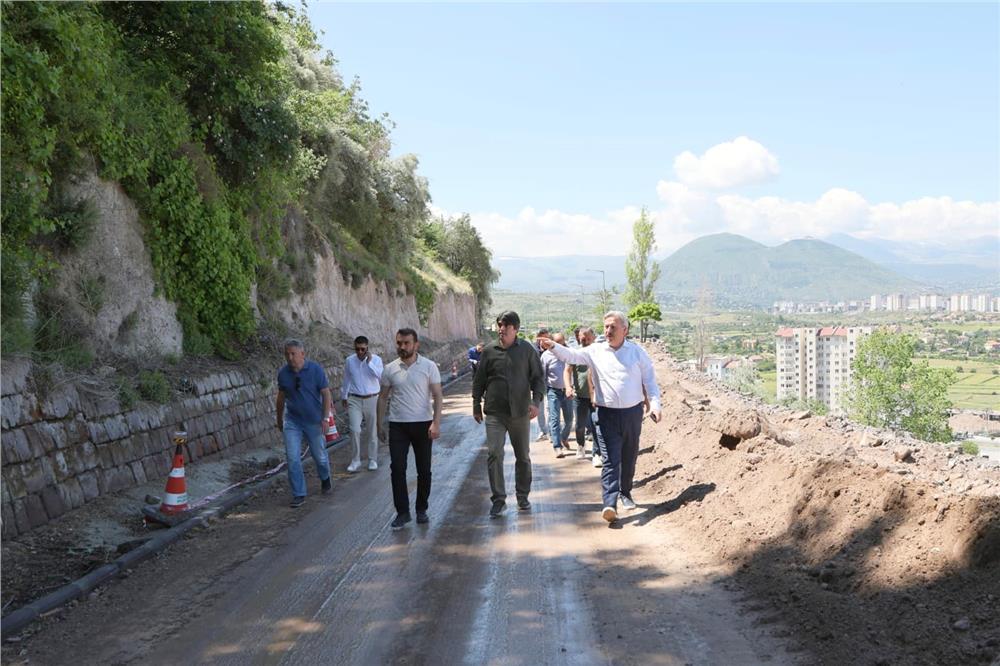 Melikgazi Belediyesi'nden çöken istinat duvarına acil müdahale