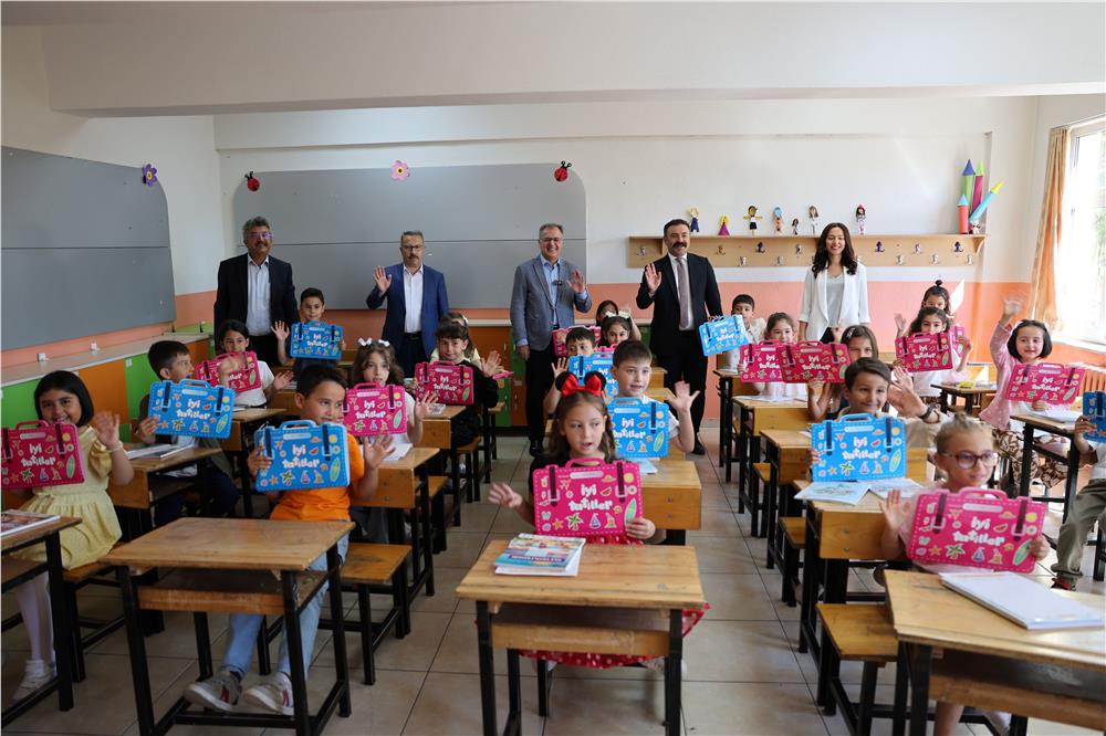 Özdoğan, Hacılar'da karne coşkusuna ortak oldu
