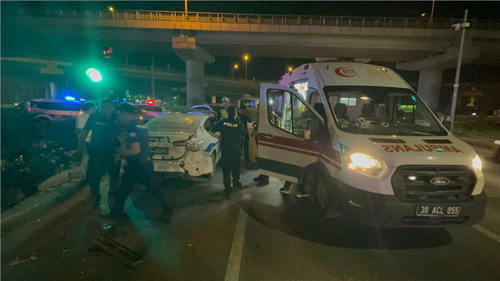 Polis aracı zincirleme kazaya karıştı: 2 yaralı