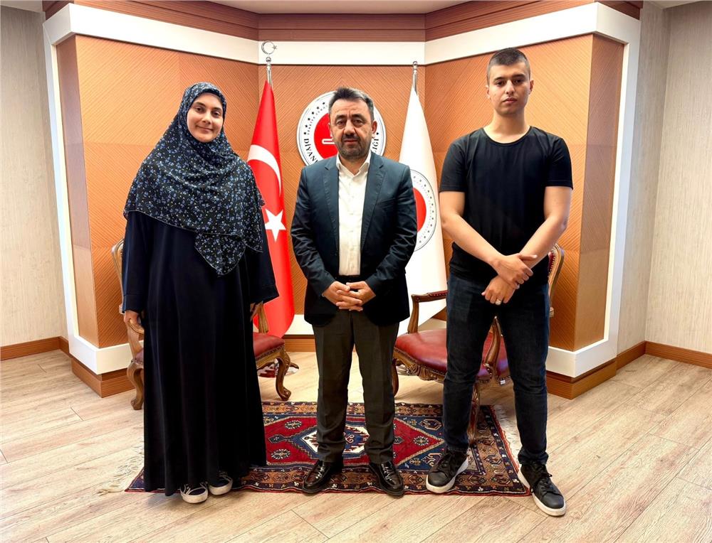 Umre Ödüllü bilgi yarışmasında başarılı öğrencilere ödül