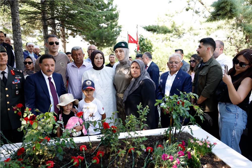 15 Temmuz şehitleri Doğanay ve Yiğit, kabri başında anıldı