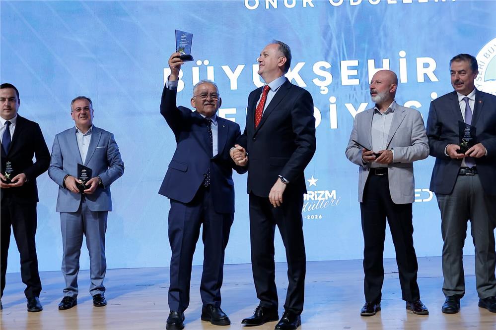 Başkan Büyükkılıç üç ödül birden aldı