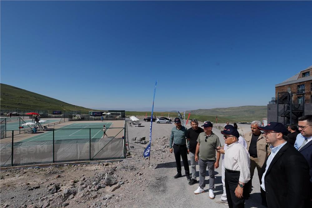Büyükkılıç, Erciyes'teki Dünya Tenis Turu karşılaşmalarını izledi