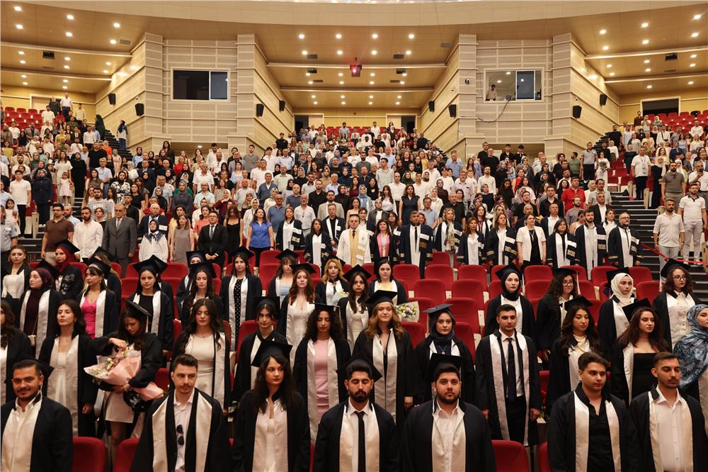 ERÜ Mimarlık Fakültesi’nde mezuniyet sevinci