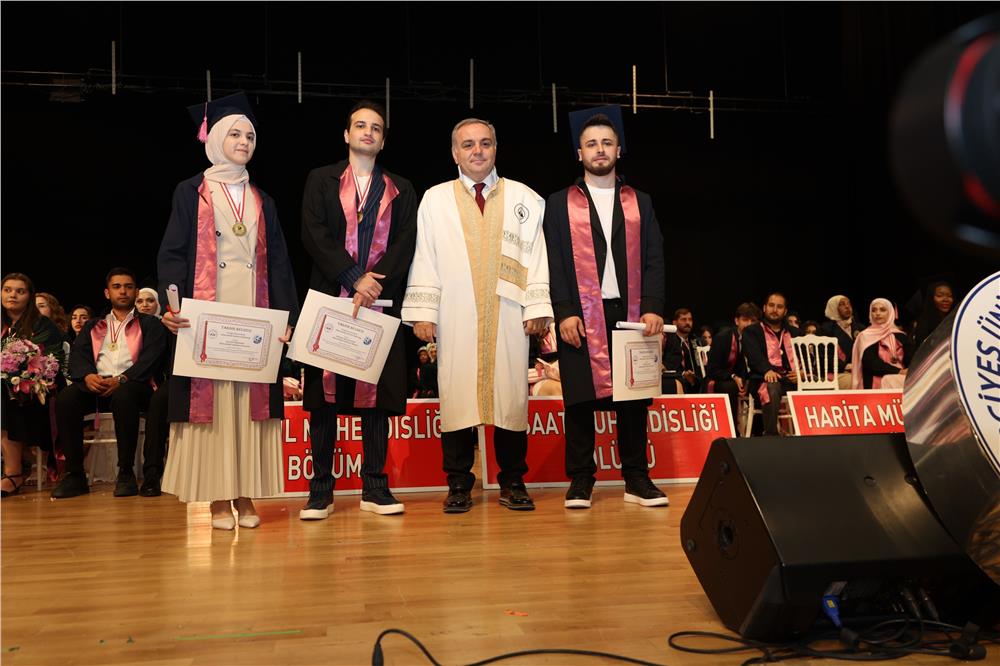 ERÜ Mühendislik Fakültesi'nde 702 öğrenci mezun oldu