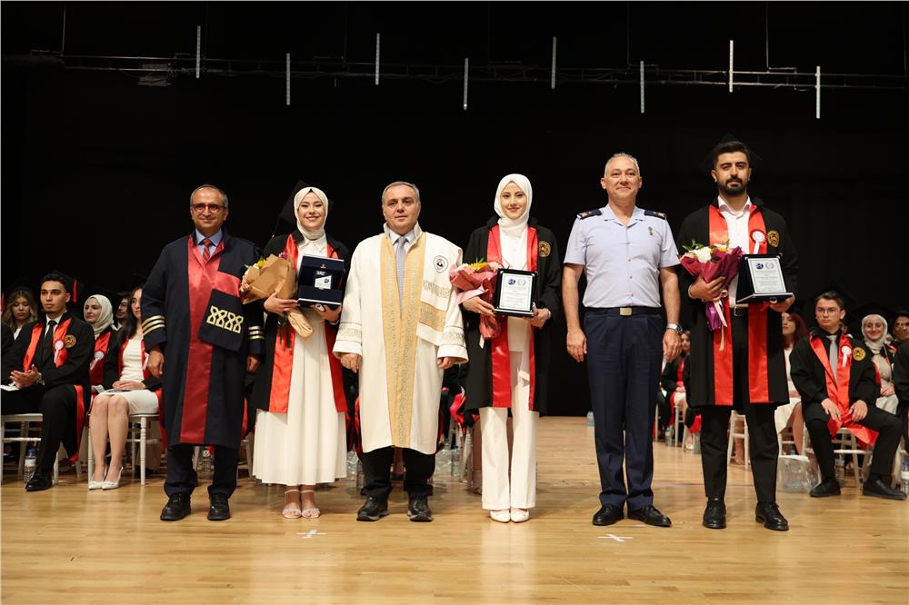 ERÜ Tıp Fakültesi 52. Dönem mezunlarını verdi