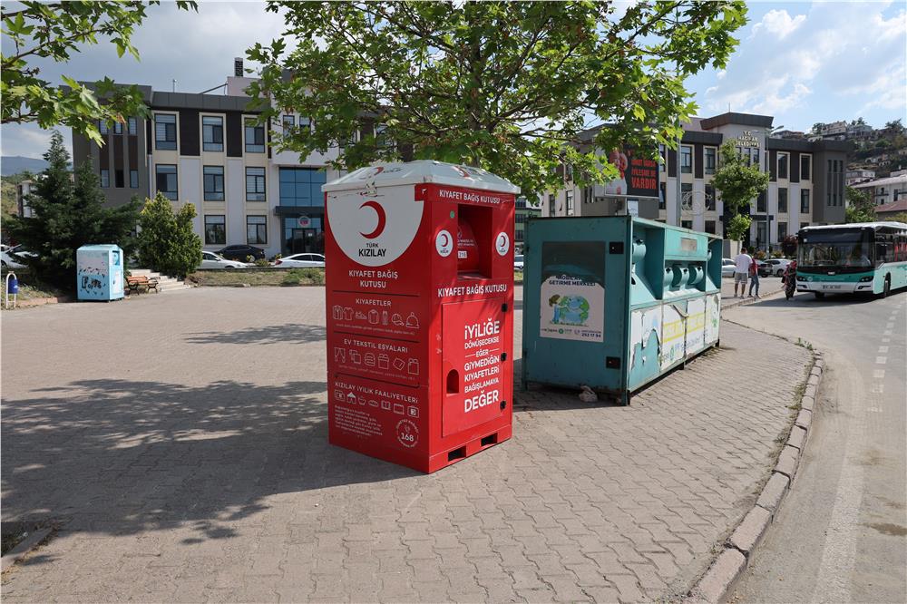 Hacılar'da kıyafet bağış kutuları hizmete girdi