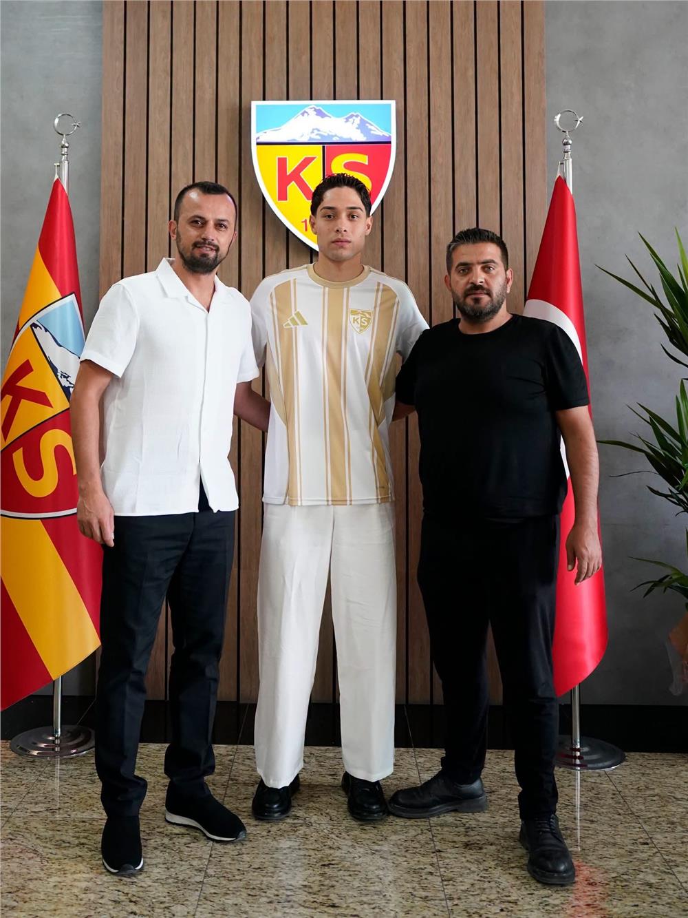 Kayserispor, Talha Sarıarslan ile 3 yıllık yeni sözleşme imzaladı