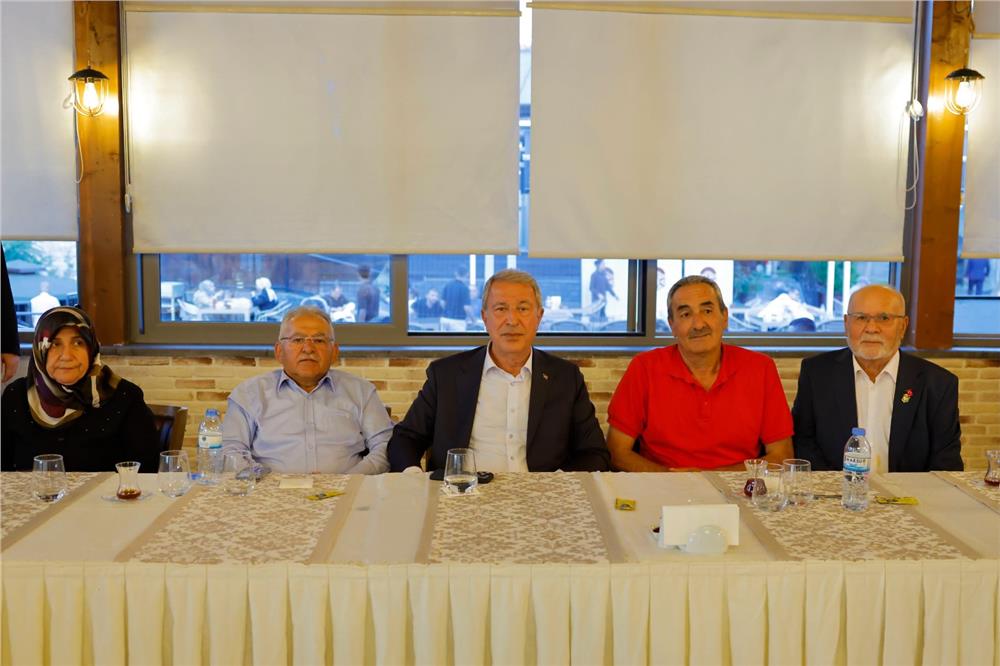 Başkan Büyükkılıç ve Akar, şehit aileleriyle buluştu