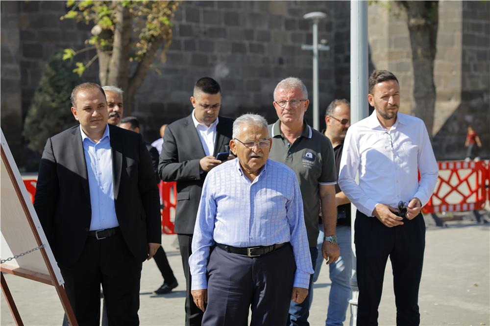 Başkan Büyükkılıç'tan Cumhuriyet Meydanı ve Yeraltı Çarşısı'ndaki yatırımlara yakın takip