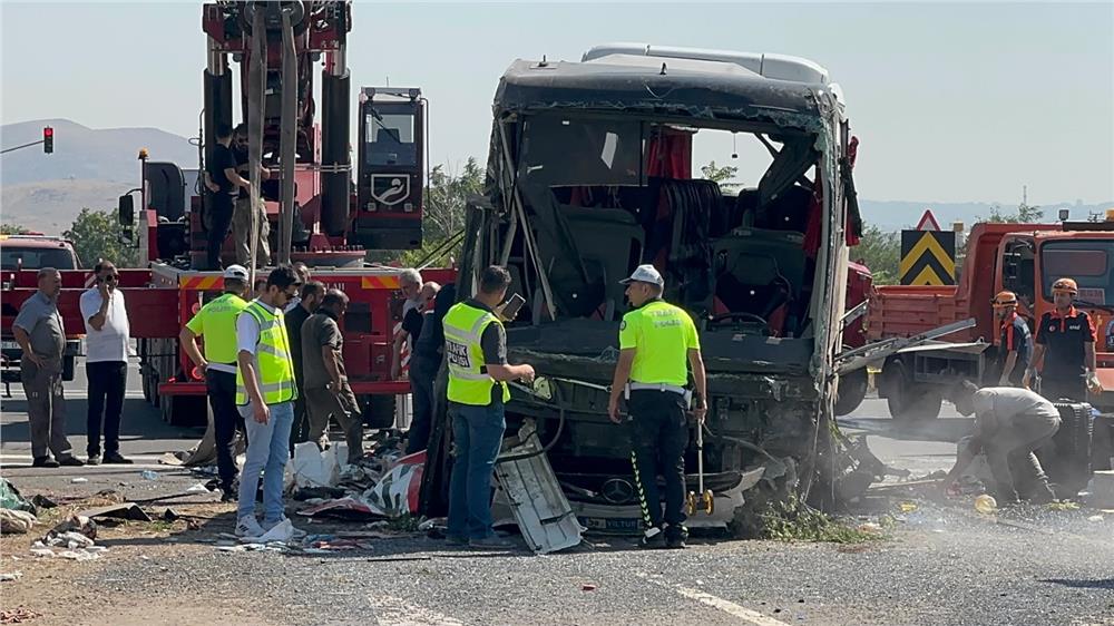 Kayseri’de yolcu otobüsü devrildi: 1 ölü, 23 yaralı