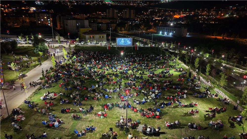 Talas'ta yıldızlar altında duygu dolu sinema gecesi
