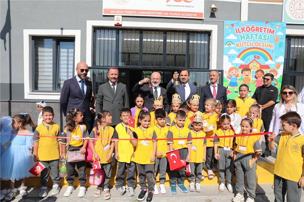 Çolakbayrakdar, ilk ders zilinde çocukların heyecanına ortak oldu