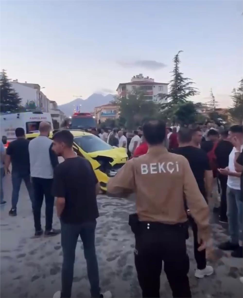 Develi’de kontrolden çıkan minibüs taksiyi sürükledi