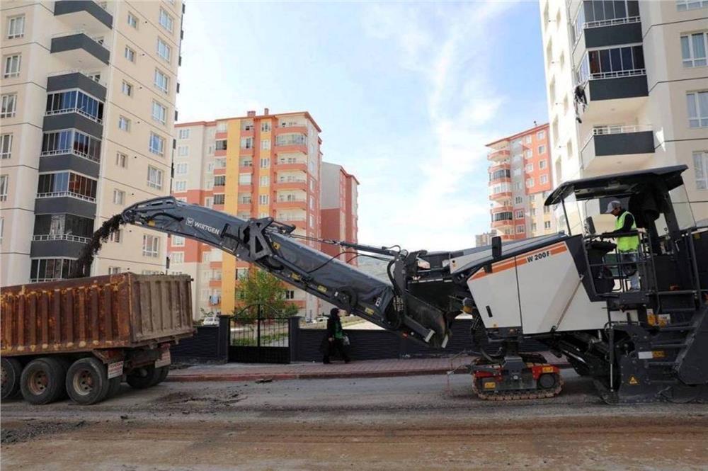 Kayseri'de ilk ve tek olan araç ile asfalt kazılıyor