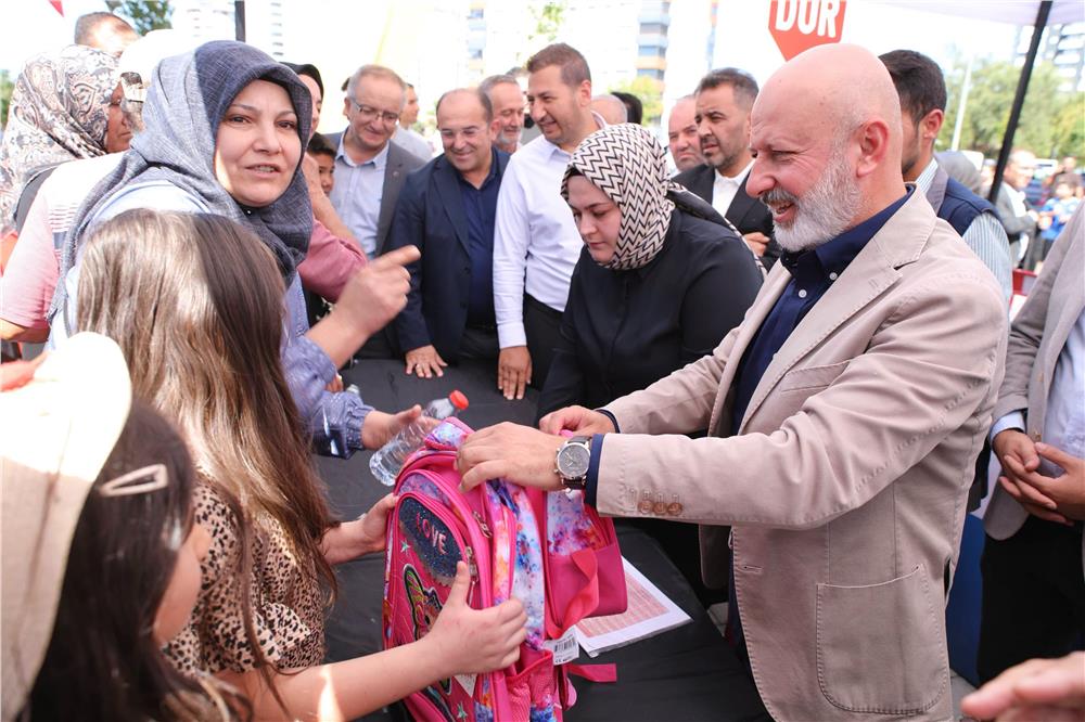 Kocasinan Belediyesi öğrencilerin kırtasiye ihtiyaçlarını karşıladı
