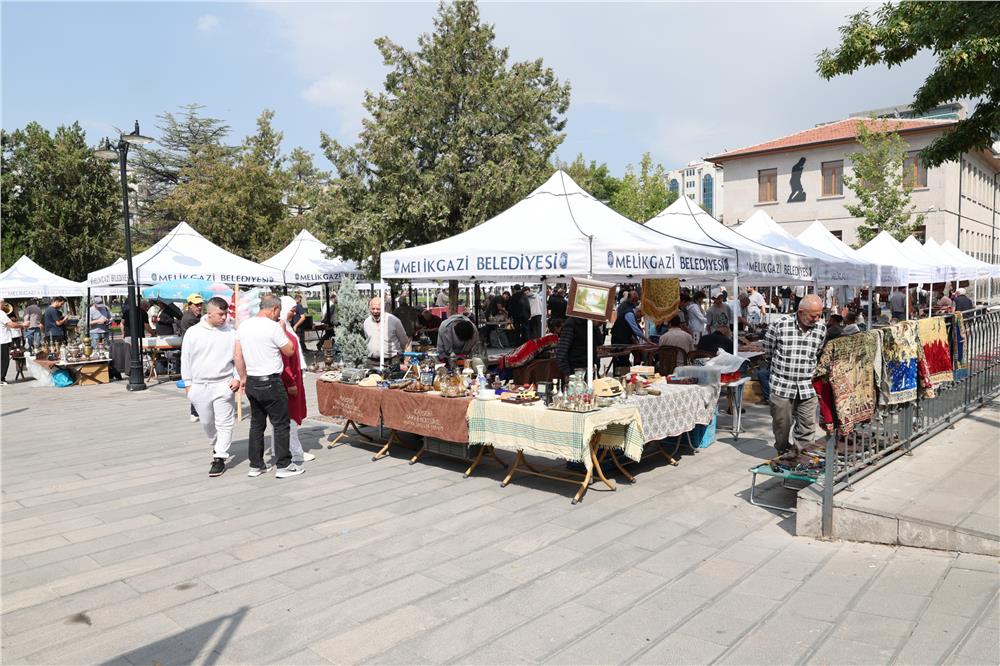 Melikgazi Belediyesi Antika Pazarı nostalji rüzgârları estirdi