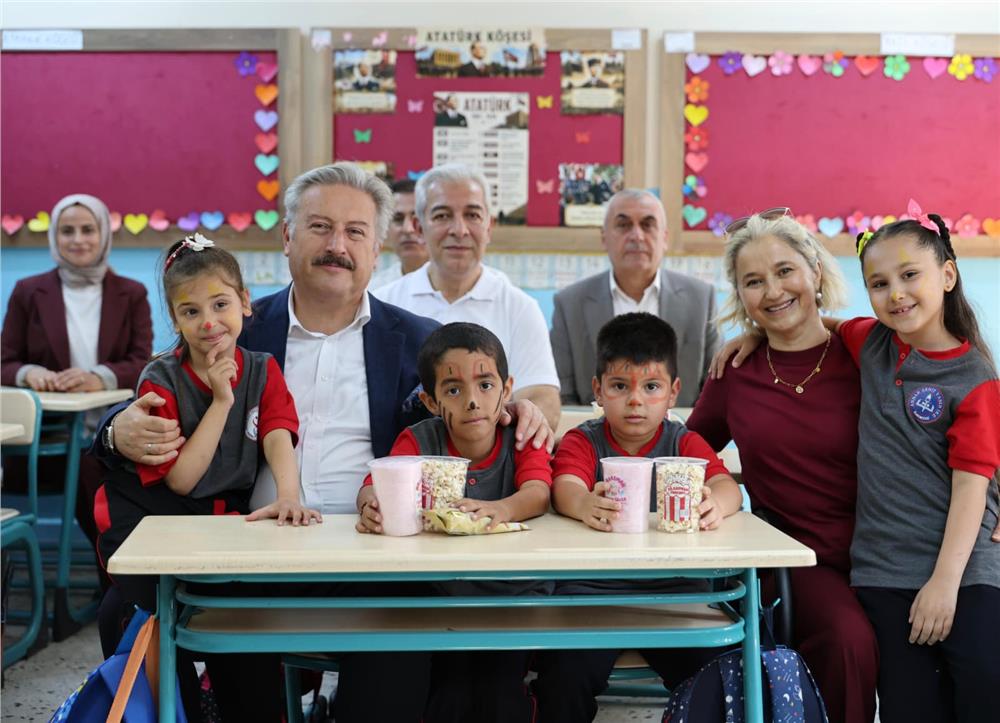 Palancıoğlu, öğrencilerin okul heyecanını paylaştı
