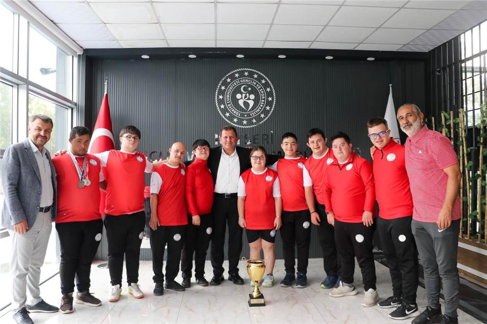 Türkiye şampiyonu özel sporculardan Kabakcı’ya ziyaret