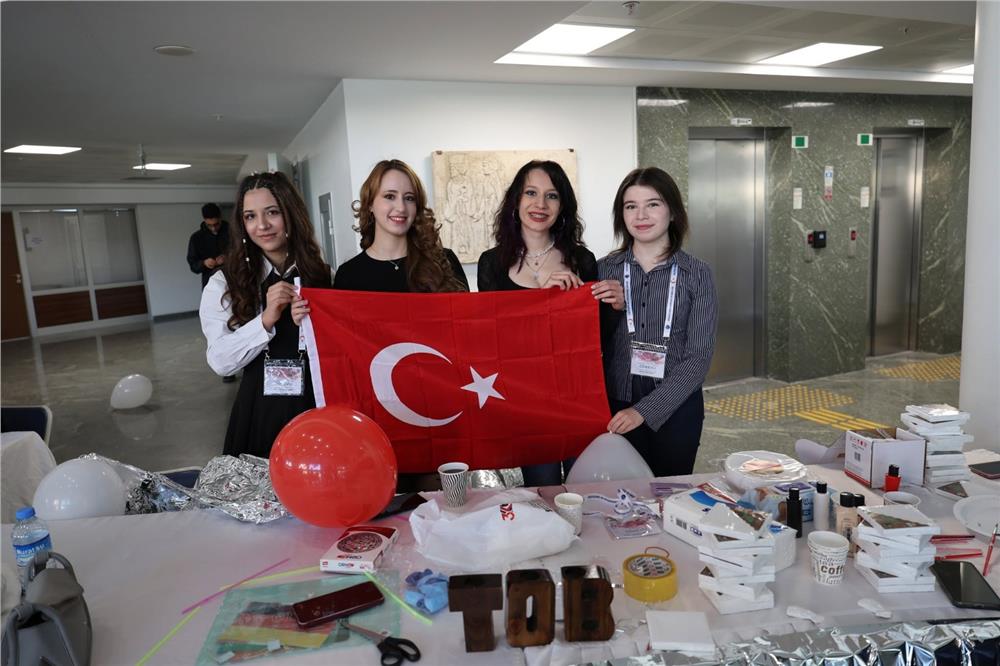 ERÜ Tıp öğrencileri kanaviçe bayrak işlemesi yaptılar
