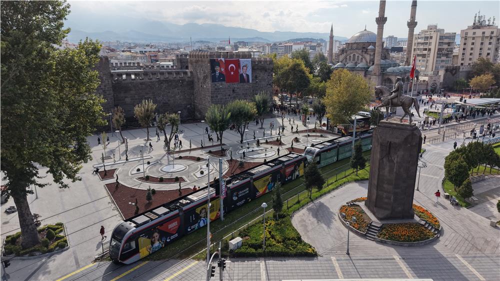 Kayseri Cumhuriyet Meydanı'nın çehresi değişiyor