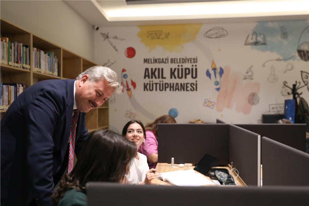 Melikgazi'nin Akıl Küpü kütüphaneleri dolup taşmaya devam ediyor